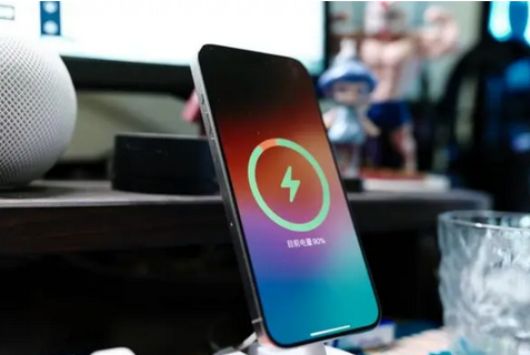 永新苹果15换屏服务分享用什么充电器给iPhone15充电更好 